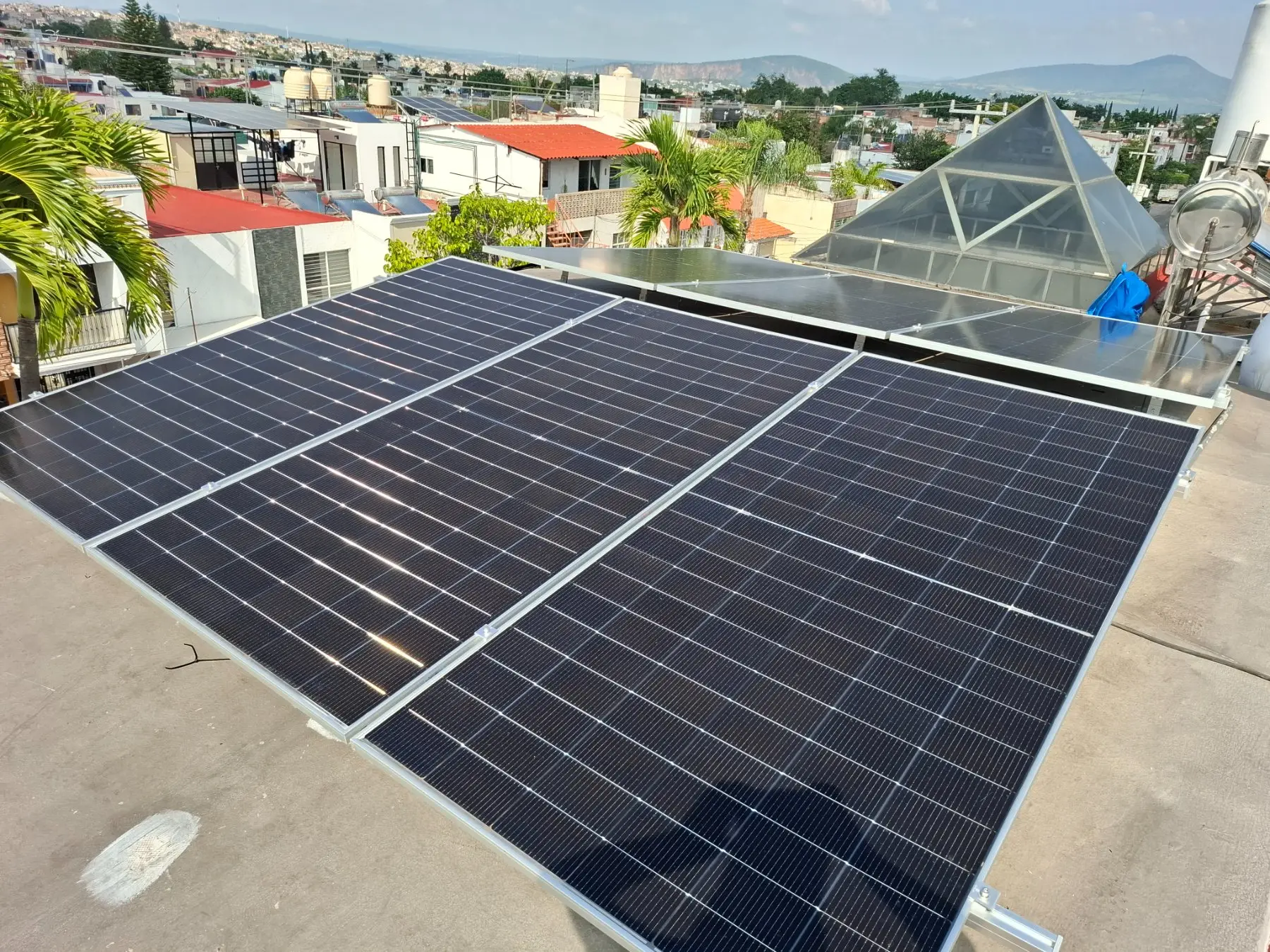 Paneles solares instalados por SIXTMS sobre una losa, con vista a la ciudad